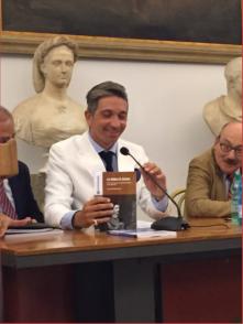 Sala Protomoteca del Campidoglio Emilio Petrini Mansi della Fontanazza presenta gli atti del III Convegno di Diritto Nobiliare dove  presente la relazione sul Patriziato lucchese